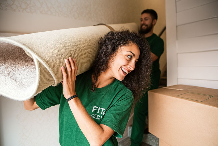 Bild zeigt eine Frau und einen Mann bei dem Umzugsunternehmen in Winnenden Stuttgart